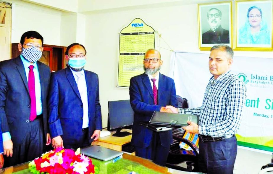 Mohammad Yakub Ali, EVP & Head of Chattogram South Zone of Islami Bank Bangladesh Limited (IBBL) and Md. Samsul Alam, DMD (Finance) of Chattogram WASA, exchanging document after signing an agreement at Ctg WASA Bhaban recently. Under the deal, clients wil