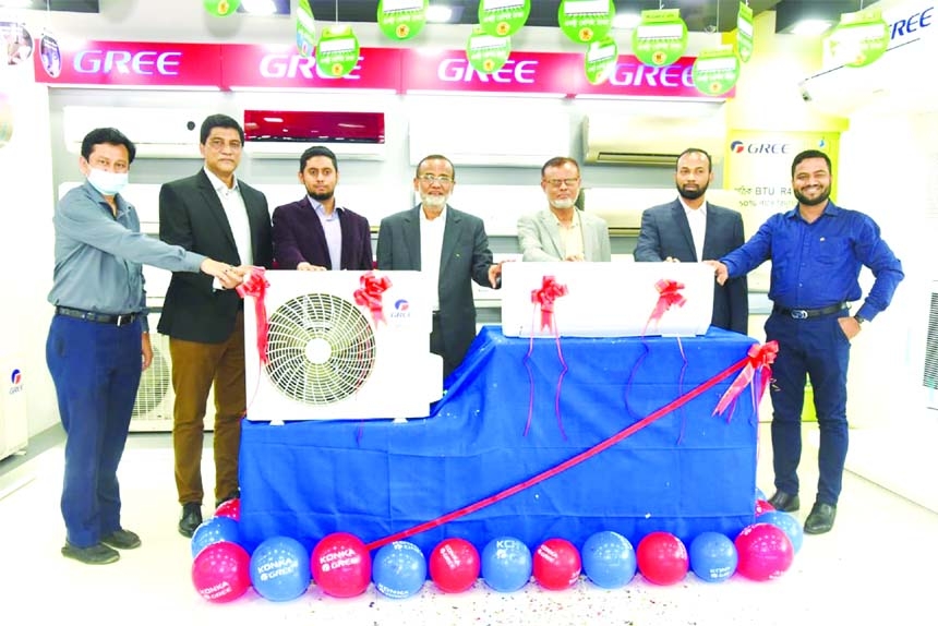 Md. Nurun Newaz Selim, Chairman along with Md. Nurul Amin Faruk, Managing Director, Md. Nuruchchapa Majumdar Babu and Md. Nurul Afsar, DMDs of Electro Mart Limited, unveiling the new series of GREE AC in its corporate office in the capital on Thursday. Ot
