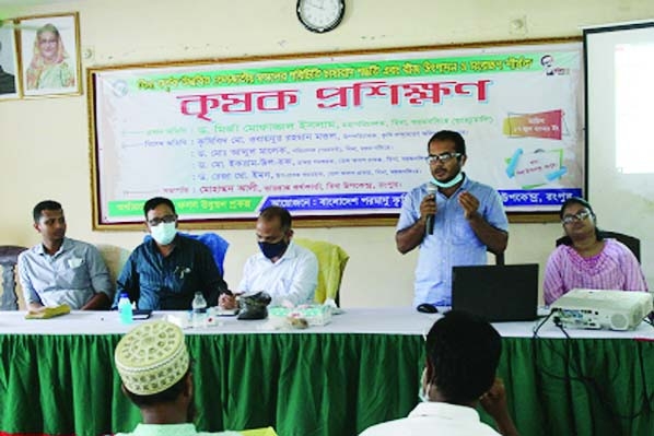 Bangladesh Atomic Agriculture Research Institute Director General Mirza Mofazzal Islam speaks at a farmers' training session held at the sub-centre of the institute recently.