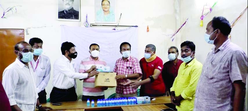 Ishwardi Upazila Nirbahi Officer PM Imrul Kayes distributes corona protection materials among professional journalists of Ishwardi Upazila Press Club on Sunday.