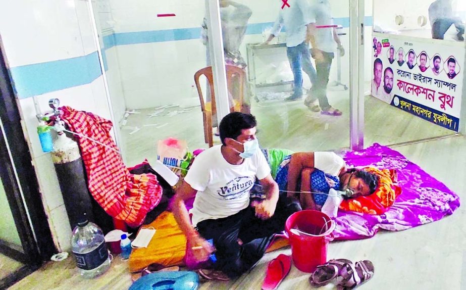 A critical patient with oxygen mask on her face is being treated on corridor of Khulna Medical College Hospital as crisis of beds at the Covid-19 dedicated hospital deepens amid worsening pandemic situation in the bordering districts. This snap was taken