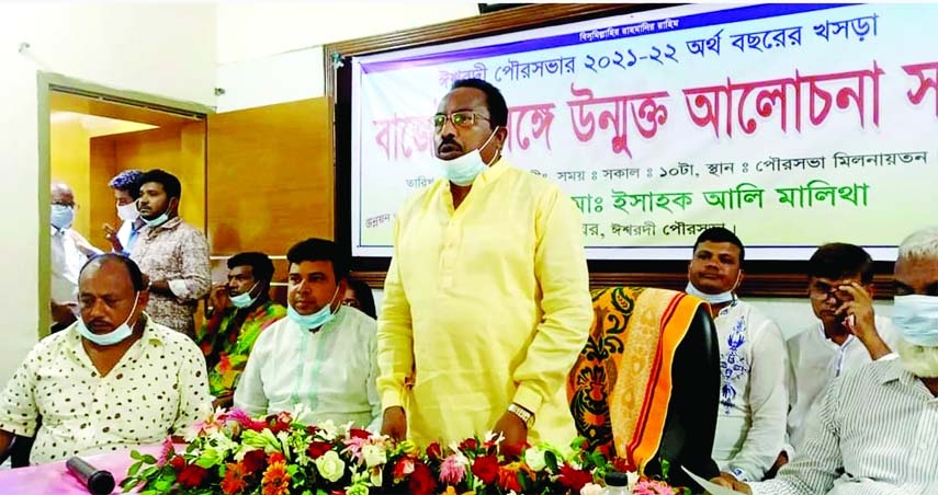 Mayor of Ishwardi Municipality Ishaq Ali Malitha announces FY 2021-22 budget of the municipality worth Tk 118 crore 6 lakh 59 thousand 269 at municipality auditorium on Tuesday. Municipality Secretary Zahurul Islam and other councilors, officials and empl