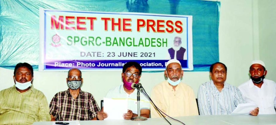 General Secretary of SPGRC-Bangladesh, Central Committee M Shawkat Ali speaks at a prèss conference in the auditorium of Bangladesh Photo Journalists Association in the city on Wednesday with a call not to evict 400 Urdhu speaking people from Kumudini Ba