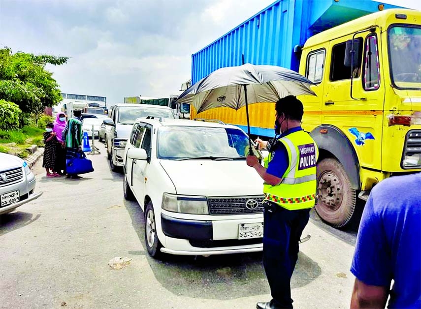 A highway police stops Dhaka-bound vehicles on Dhaka-Chattogram Highway at Daudkandi upazila of Cumilla district on Wednesday due to lockdown which has been imposed on 7 districts.