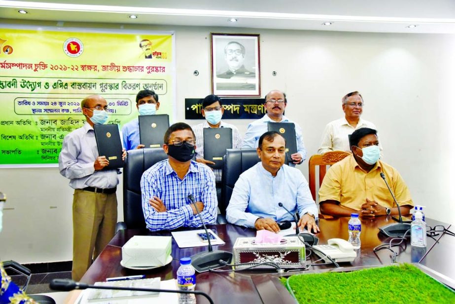 Senior Secretary of Water Resources Ministry Kabir Bin Anwar and DG of BWDB AKM Wahed Uddin Chowdhury and Chiefs of the agencies under the ministry sign the annual performance agreement at the conference room of the ministry on Thursday. State Minister fo