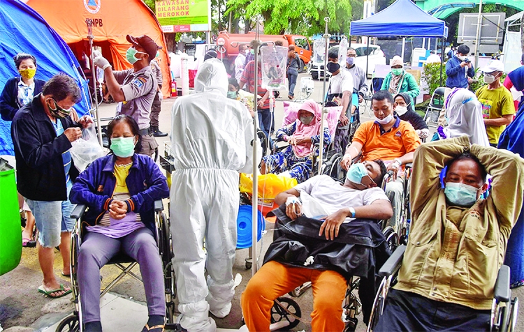 Hospital staff sort out patients suspected of being exposed to coronavirus and others before entering a regional hospital in Bekasi, West Java, Indonesia on Saturday.