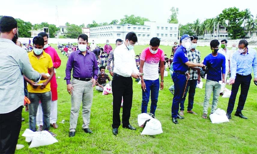 Jhinaidaha District Administration distributes rice and cash aid as relief among six hundred easy-bike drivers of the districts at a formal ceremony held at Birsreshtha Hamidir Rahman Stadium on Sunday.