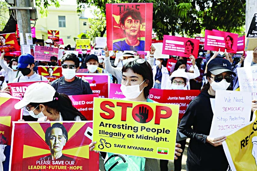 People take to the road of Yangun protesting arrest of lawyers across Myanmar.