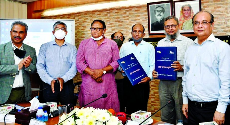 Khaled Mamun Chowdhury, Director General of the Export Promotion Bureau (EPB) and Prof Dr Engr Ayub Nabi Khan, Pro Vice Chancellor of BGMEA University of Fashion and Technology (BUFT) inked an agreement in presence of Commerce Minister Tipu Munshi at the