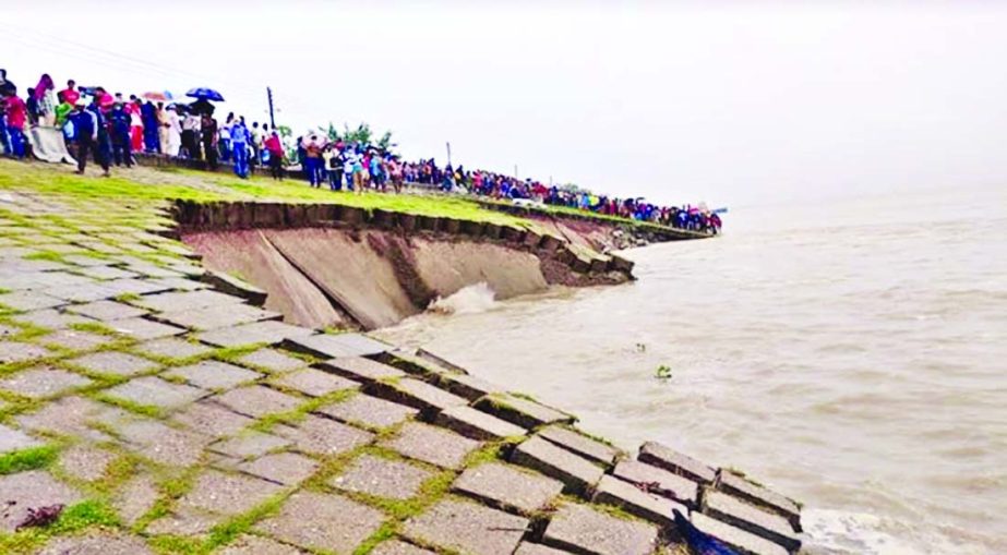 The Sirajganj city protection embankment collapsed by the Jamuna River at Jailkhana Ghat area in Sirajganj district on Tuesday due to river bank erosion.