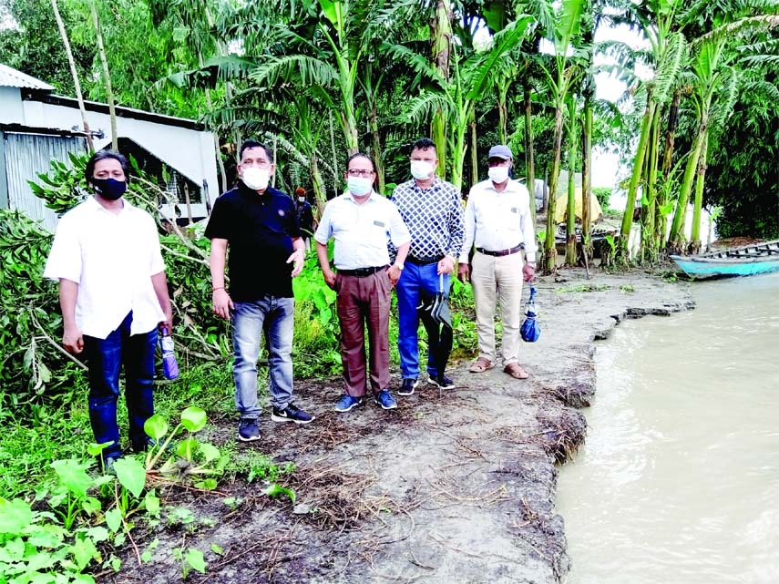 Jyoti Prasad Ghosh, Rangpur Divisional Chief Engineer, Water Development Board, visits the Teesta River erosion area in Rangpur on Thursday.