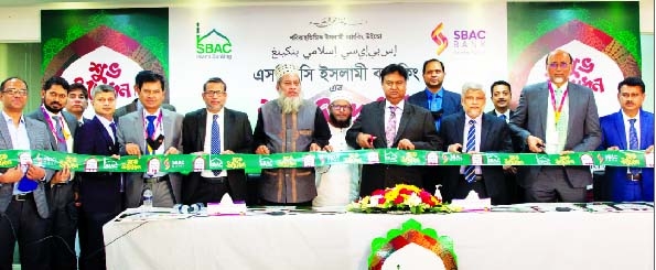 Mosleh Uddin Ahmed, Managing Director and CEO of South Bangla Agriculture & Commerce (SBAC) Bank Limited, inaugurating 'SBAC Islami Banking' at the bank's head office in the capital on Wednesday. Senior officials of the bank were present.