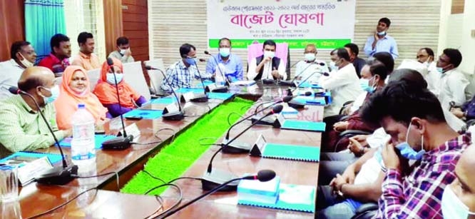 Mayor of Raozan Pourasava Jamiruddin Parvez speaks at the budget session of the Pourasava held in its conference hall on Wednesday.