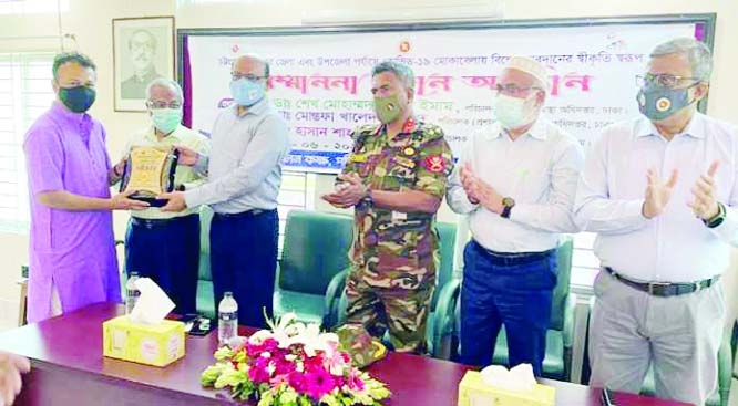 Thirty two corona fighters in Chattogram were honored in recognition to their special contribution in the fight against Covid-19 in a formal ceremony held in the conference room of the Chittagong Divisional Health Director's Office on Sunday.