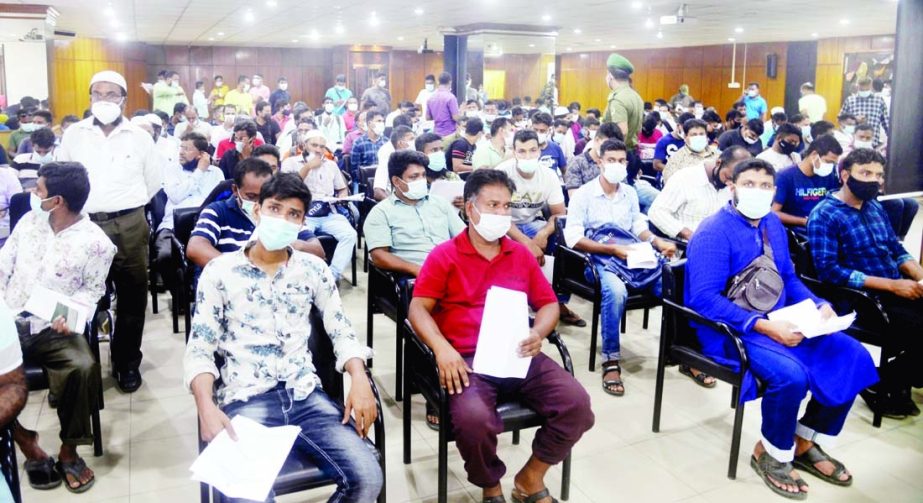 Expatriates gather at the Directorate of Expatriate Welfare Ministry in the city on Saturday to take documents to receive Covid-19 vaccine.