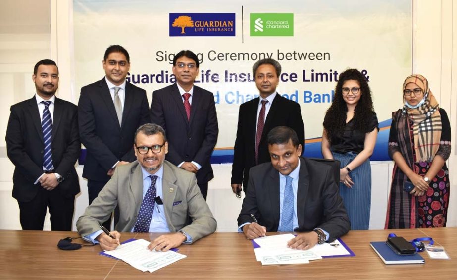 Miah Mohammad Rabiul Hasan, head of Wealth Management & CMPS Bangladesh of Standard Chartered Bank (SCB) and Ahmed Istiaque Mahmud, EVP of Guardian Life Insurance Limited (GLIL), signs an agreement on behalf of their respective companies at GLIL head offi