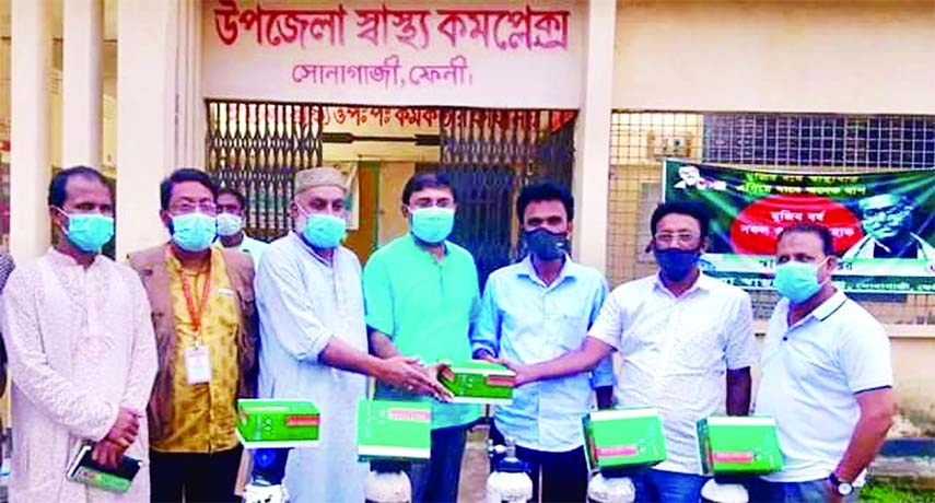 Sonagazi Upazila Jatiya Party leaders hand over five oxygen cylinders to Upazila Health Officer Dr Utpal Chandra Das on Saturday on behalf of Lt Gen (retd) Masud Uddin Chowdhury, MP from Feni-3 and Presidium Member of Jatiya Party. Meanwhile, a corona pat