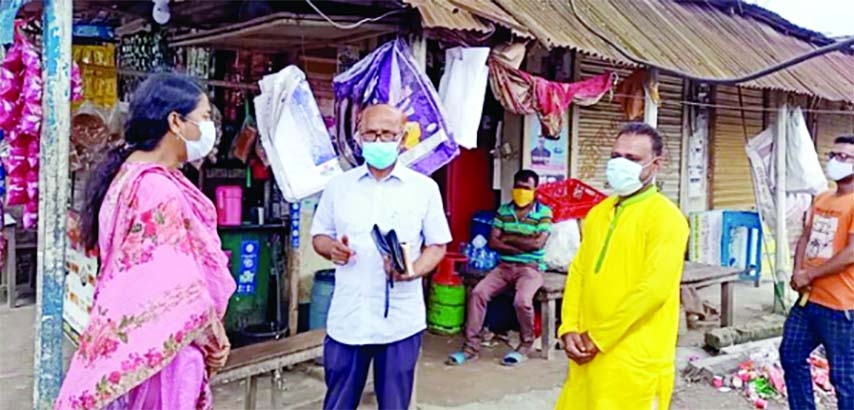 Upazila Executive Officer and Executive Magistrate Mst. Ismat Ara conducts a mobile court at Kapasia bus stand area on Thursday to implement the nationwide lockdown. The mobile court fined 10 people for not wearing hygiene rules, social distance and weari