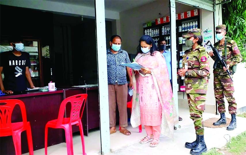 Sharmin Islam, Assistant Commissioner (Land) of Pabna Chatmohor fines people who defy directives of the government imposed in nationwide lockdown. The photo was taken form Haripur area of the upazila on Monday.