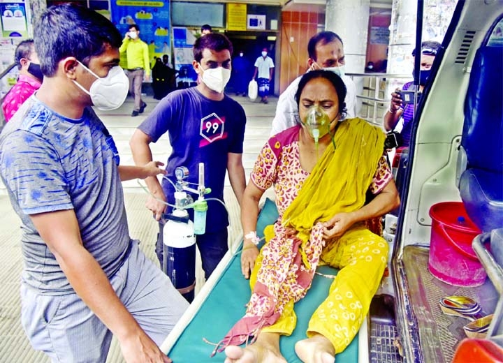 A Covid patient, who became seriously ill due to breathing difficulties, is taken to Dhaka Medical College Hospital in an ambulance yesterday morning.