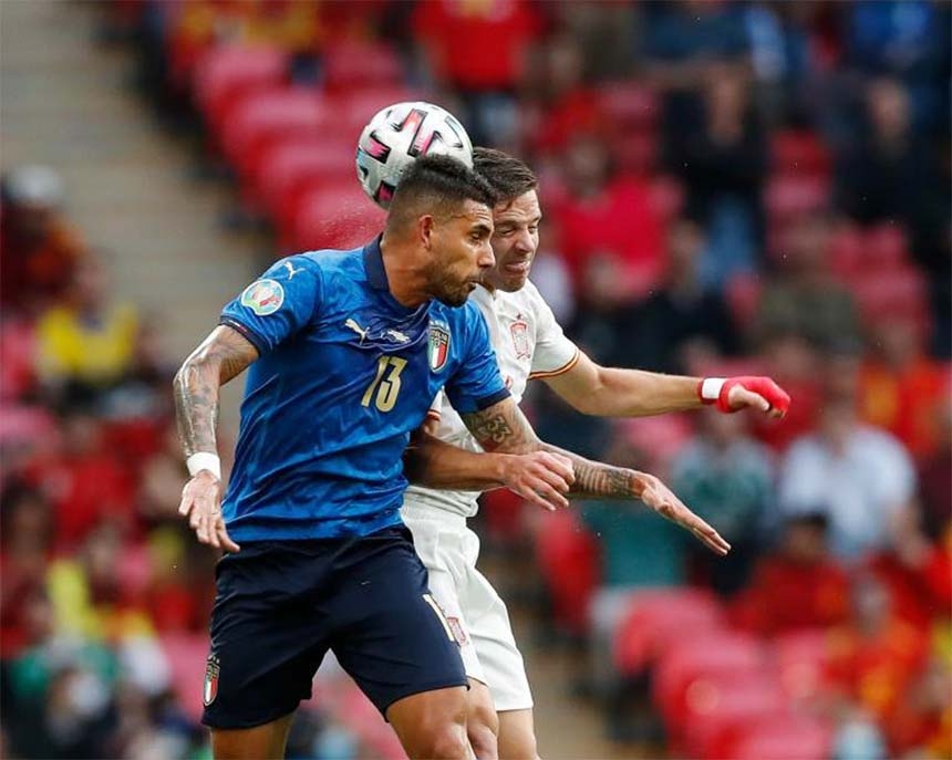 Emerson (left) of Italy competes with Cesar Azpilicueta of Spain during the semi-final between Italy and Spain at the UEFA Euro 2020 in London, Britain on Tuesday.