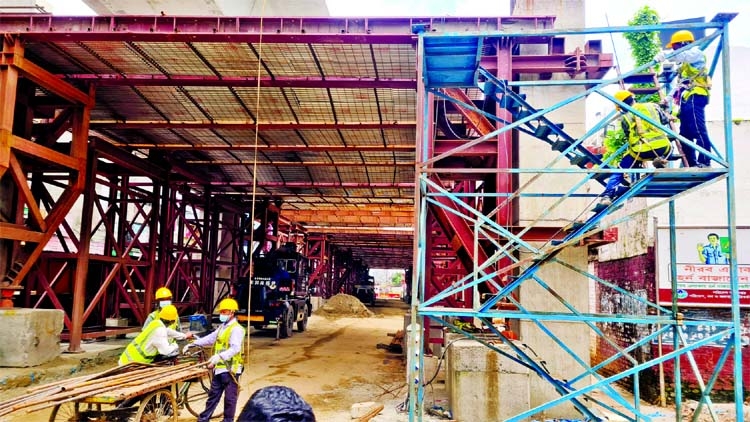 Construction workers of Metro Rail are seen working in full swing amid strict lockdown at Topkhana Road in the capital on Friday.