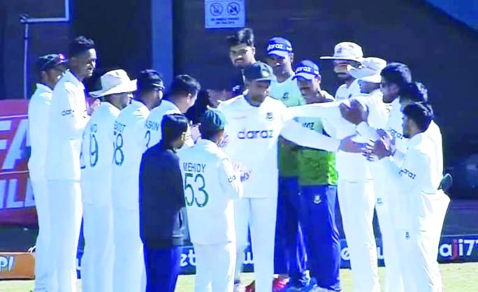 Mahmudullah Riyad is given a 'guard of honour' by his teammates before the start of the fifth day of Harare Test on Sunday.