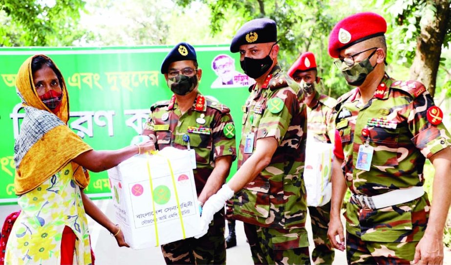The MP Unit of Bangladesh Army distributes food items among the poor, helpless and destitute people adjacent to Dhaka Cantonment area on Sunday. ISPR photo