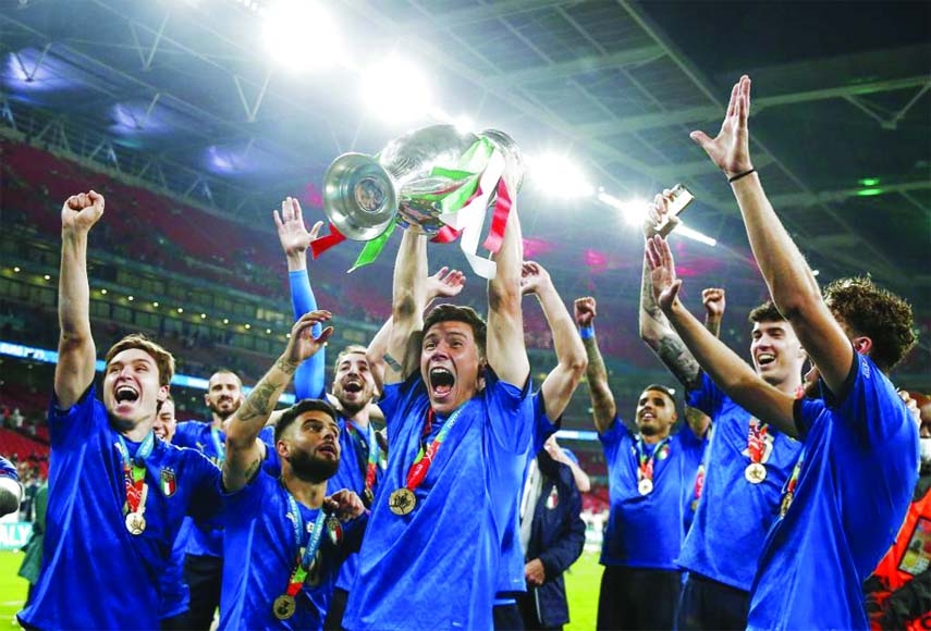 Players of Italy celebrate after winning the final against England at the UEFA Euro 2020 in London, Britain on Sunday.