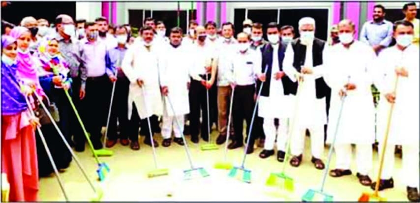Newly elected Mayor Jamiruddin Parvez of Raozan Pourasava along with councilors, government officials and party activists participate in a clean-up program on pourasava office premises recently.