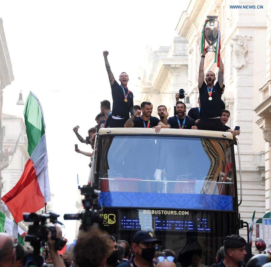 Players of Italy celebrate with fans in Rome, Italy on Monday. Italy won the final against England at the UEFA Euro 2020 in London on Sunday. Italy beat England 3-2 in a penalty shootout after a 1-1 draw.