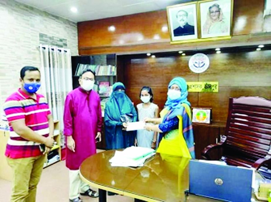 Chandpur Deputy Commissioner Anjana Khan Majlish hands over a cheque for Tk one lakh to wife of late Mahbubur Alam Bashar, former President of Haimchar Press Club on behalf of the Sangbadik Kollyan Trust ( formed by Prime Minister SK Hasina) at her off