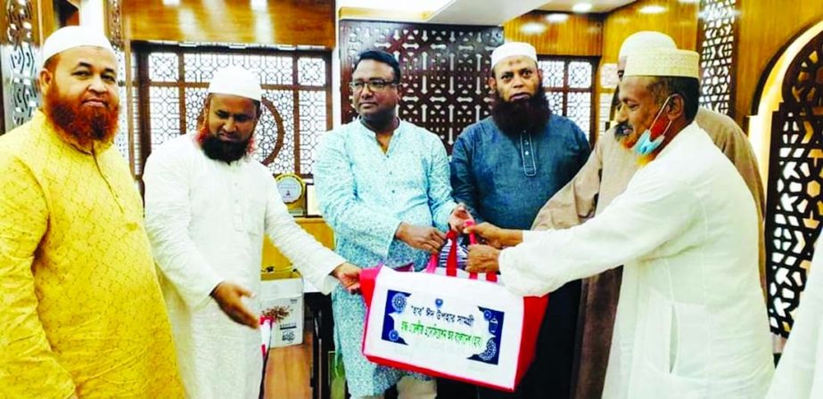 M. Shahdat Hossain Taslim, President of Hajj Agencies Association of Bangladesh (HAAB), launching 'Eid Gift Box' distribution programme among the members of the organization ahead of Eid ul-Azha at HAAB office in the capital on Thursday. Faruk Ahmed Sar