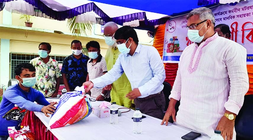 Ishwarganj UNO Md. Jakir Hossen distributes foodstuff among the transport workers of the upazila who became jobless in the ongoing lockdown at a program of food distribution held on the upazila premises on Thursday.