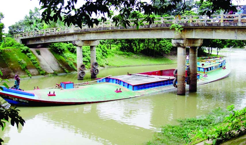 A rubber drum bridge at Goespur in Kawraid union under Sripur upazila of Gazipur is at risk of damage due to illegal movement of sand-laden vessel under the bridge. Locals urged the Deputy Commissioner of Gazipur and the Sripur UNO to take necessary measu