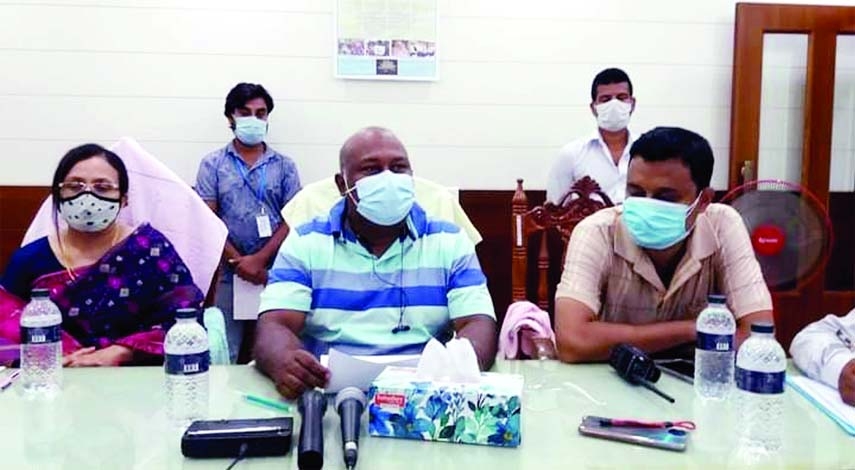 Pabna Bhangura Mayor Golam Hasnain Rashel speaks at a program to announce supply of oxygen services for corona patients of the Municipality on Thursday. Dr. Halima Khanam, Upazila Health and Family Planning Officer, M Faisal Bin Ahsan, Officer in Charge o