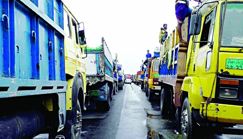 A 25-kilometre long tailback was created on Dhaka-Tangail-Bangabandeu Bridge highway due huge pressure of vehicles ahead of Eid-ul-Azha. This photo was taken at Elenga in Kalihati Upazila of Tangail district.