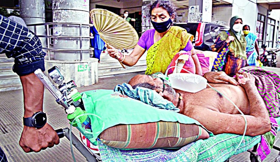 An elderly coronavirus patient with oxygen mask on face is being taken to the Covid unit of Dhaka Medical College Hospital from Bogura on Saturday.