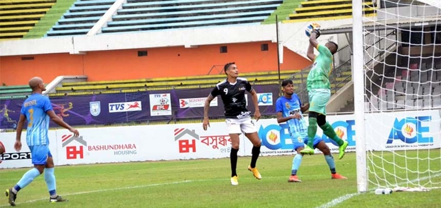 A view of the second leg match of the Bangladesh Premier League Football between Chittagong Abahani Limited and Bashundhara Kings at the Bangabandhu National Stadium on Sunday.