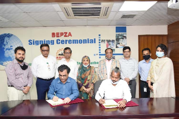 Mohammad Faruque Alam, Member (Engineering) of Bangladesh Export Processing Zones Authority (BEPZA) and Balagi Pavadai, Director of Sewtech Fashion Limited, signing an agreement at BEPZA Complex in the city on Sunday.