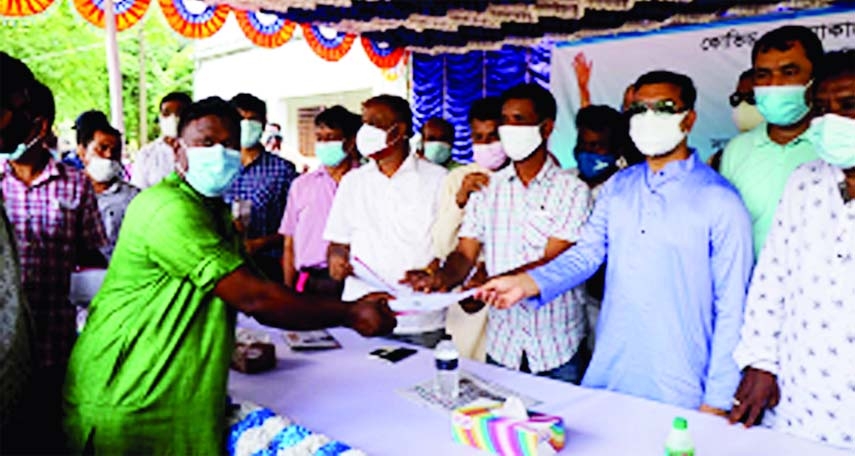 Mayor of Mymensingh City Corporation Md. Ekramul Haque Titu hands over cash assistance as gifts of Prime Minister to 1000 transport workers who were affected by corona pandemic in a formal distribution program held at the Government Teachers Training Coll