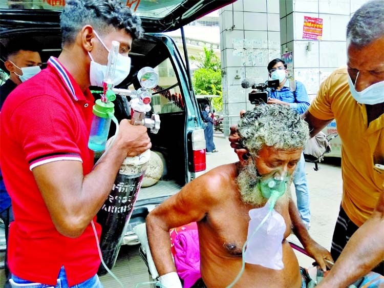 A patient having respiratory problem who came from outside the capital being taken to Dhaka Medical College Hospital Covid Unit from an ambulance with oxygen support on Sunday.