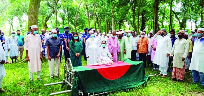 Assistant Commissioner (Land) Rubaiya Yasmin on behalf of the Kapasia Upazila Administration places wreath at the coffin of freedom fighter Anwar Hossain Milon covered with the national flag on Sunday.