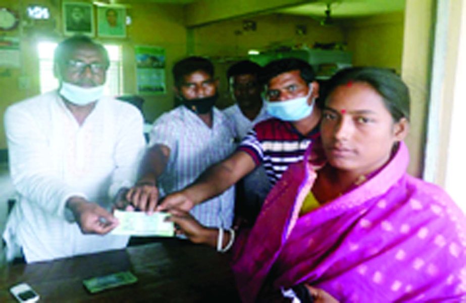 Humanitarian assistance has been distributed on the occasion of Eid with the initiative of Baruhas Union in Tarash, Sirajganj. UP Chairman Lecturer Moktar Hossain Mukta distributed Tk. 500 each to 750 poor families at the Binodpur Bangamata Sheikh Fazilat