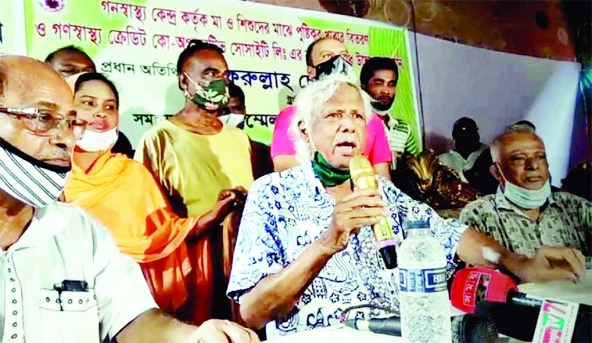 Trustee of Ganoswasthya Kendra Dr. Zafrullah Chowdhury speaks at nutritious food distribution among mother and children at Mir Hazirbagh Abu Hazi Government Primary School in the city's Jatrabari on Monday.