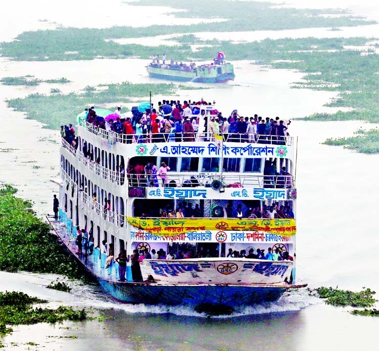A launch carrying passengers way beyond of its capacity leaves the Sadarghat Launch Terminal in the capital yesterday despite heavy monitoring and the risk of accidents.