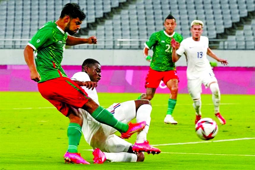 Mexico's Eduardo Aguirre (left) score a goal against France during a men's soccer match at the Tokyo Olympics 2020 in Tokyo on Thursday.