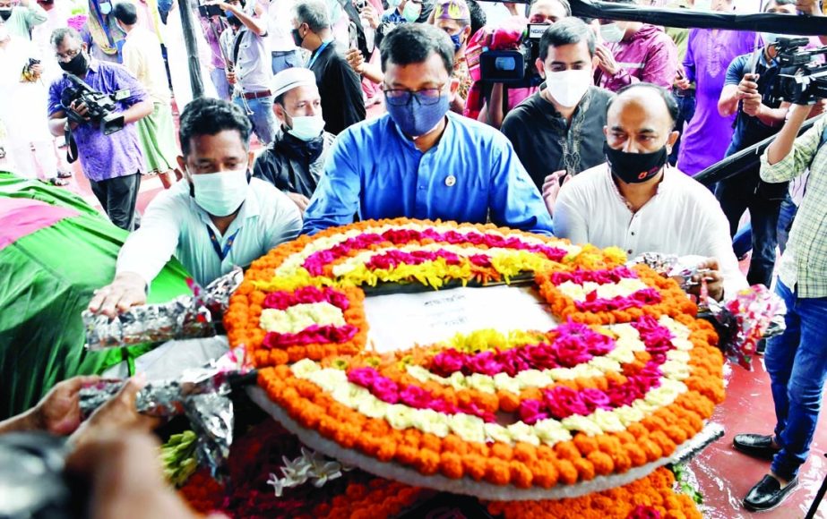 State Minister for Shipping Khalid Mahmud Chowdhury pays last respect to noted folk singer Fakir Alamgir placing floral wreaths on his coffin at the Central Shaheed Minar in the city on Saturday.