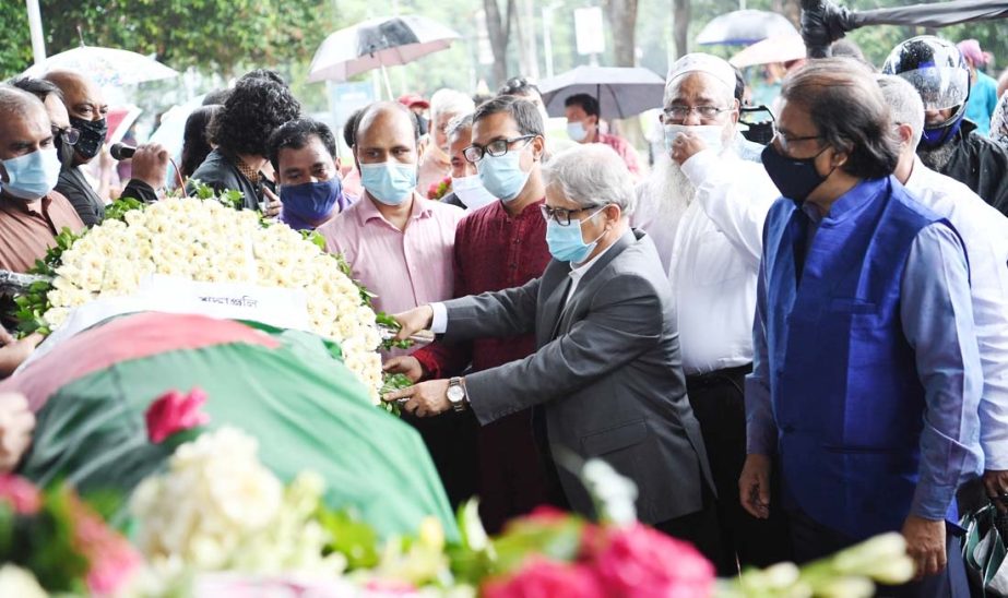 Vice-Chancellor of Dhaka University Prof. Dr. Md. Akhtaruzzaman pays last respect to noted folk singer Fakir Alamgir placing floral wreaths on his coffin at the Central Shaheed Minar in the city on Saturday.