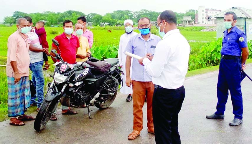 Executive magistrate and Assistant Commissioner Md. Nazrul Islam of Golachipa, Patuakhali fines a pedestrian on Friday for defying the restrictions imposed to implement the 14-day nationwide lockdown.